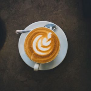 En cappuccino på ett café på Södermalm